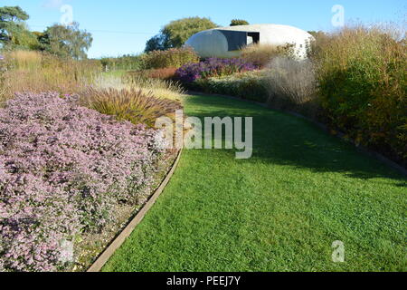 Vista su campo Oudolf, progettato dal rinomato architetto paesaggista Piet Oudolf, al Padiglione Radić, progettato da Smiljan Radić, Hauser & Wirth, Somerset Foto Stock