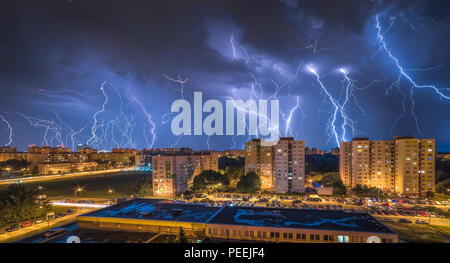 Molti fulmini sopra l'alloggiamento. BERLINA E BREAK Night Storm nella città. Foto Stock