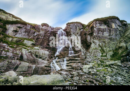 Skok cascata in montagna sul giorno nuvoloso. Mlynicka Valley, monti Tatra, Slovacchia. Foto Stock