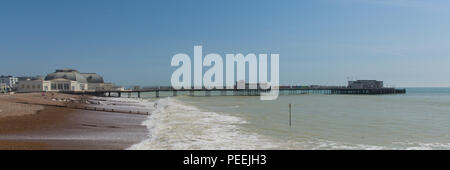 Worthing pier in south coast città nel West Sussex England Regno Unito vista panoramica Foto Stock