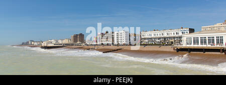 Worthing Inghilterra UK spiaggia e mare nella costa sud cittadina nel West Sussex vista panoramica Foto Stock