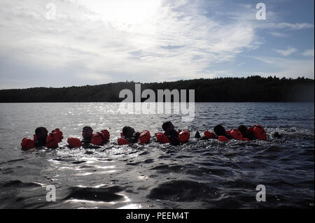 Membri della 101st Rescue Squadron condotta acqua formazione di sopravvivenza (WST) vicino a Homestead Air Base di riserva 20 Gennaio, 2016. Durante questo corso di formazione, membri treno per l'utilizzo di sette e venti-uomo zattere di sopravvivenza, la capacità di lavorare come un team in acque aperte, e l'uso dei loro equipaggiamenti di sopravvivenza. Inoltre, equipaggio i membri devono condurre più schiacciate in acque poco profonde Egress Trainer in una di quattro piedi, man-made pool e dimostrare una capacità di uscire da un aeromobile mentre capovolta e completamente sommerso sotto l'acqua. Dopo la conduzione di combattere la formazione di sopravvivenza nel subtropicale Evergla Florida Foto Stock