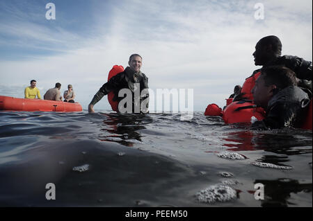 Membri della 101st Rescue Squadron condotta acqua formazione di sopravvivenza (WST) vicino a Homestead Air Base di riserva Il 20 gennaio 2016. Durante questo corso di formazione, membri treno per l'utilizzo di sette e venti uomo zattere di sopravvivenza, la capacità di lavorare come un team in acque aperte, e l'uso dei loro equipaggiamenti di sopravvivenza. Inoltre, equipaggio i membri devono condurre più schiacciate in acque poco profonde Egress Trainer in una di quattro piedi, man-made pool e dimostrare una capacità di uscire da un aeromobile mentre capovolta e completamente sommerso sotto l'acqua. Dopo la conduzione di combattere la formazione di sopravvivenza nel subtropicale Everg Florida Foto Stock