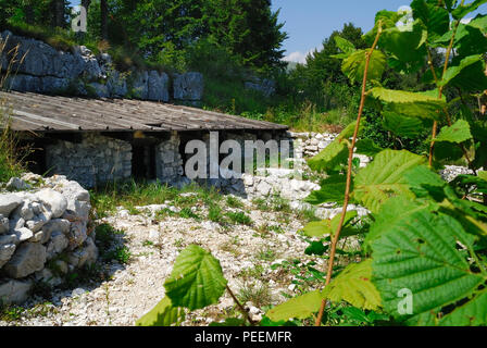 Veneto, Italia. Monte Grappa, Col Andreon : Italiano ranghi di alloggiamento .   Veneto, Italia. Monte Grappa, Col Andreon : acquartieramento Italiano truppa. Foto Stock