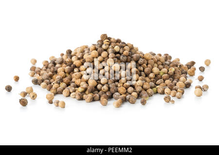 Cumulo di materie, organici grezzi o di coriandolo Semi di coriandolo su sfondo bianco Foto Stock