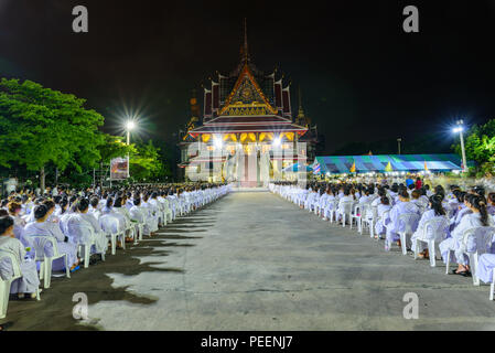 Samut Prakan , della Thailandia - 27 lug 2018 : un sacco di buddismo tailandese nun seduto fuori il tempio Foto Stock