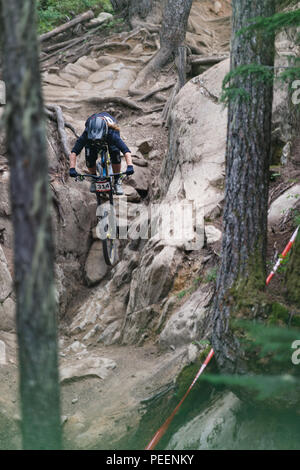 Morgane Charre (FRA) naviga nel sentiero profondo durante la corsa al quinto posto nella classifica il Crankworx Garbanzo DH evento, Whistler, BC, Canada. Il 14 agosto Foto Stock