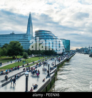 Architettura moderna compreso il coccio (di vetro) Skycraper nella zona di Southwark sulla riva sud del Tamigi, Londra Foto Stock