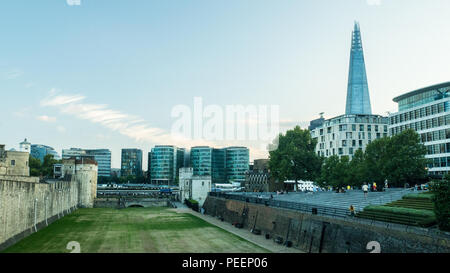 I motivi della Torre di Londra (sinistra) e il coccio (di vetro) Grattacielo (a destra), Londra. Foto Stock