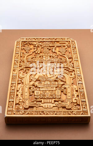 'L'Palenque astronauta' (effettivamente, raffigurante il Mondo dei Maya Tree con Pakal offerto in sacrificio, mani legate) - Tourist replica di Pakal tomba del coperchio Foto Stock