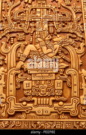 'L'Palenque astronauta' (effettivamente, raffigurante il Mondo dei Maya Tree con Pakal offerto in sacrificio, mani legate) - Tourist replica di Pakal tomba del coperchio Foto Stock