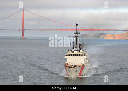 Il Guardacoste Stratton transita sotto il Golden Gate Bridge, mercoledì 12 agosto, 2015. Stratton ha restituito alla sua porta di casa della guardia costiera Isola di Alameda, California, dopo un 114-giorno interagenzie Joint Task Force Sud contatore pattuglia di farmaco per riunirsi con i familiari e le persone care. (Coast Guard foto di Sottufficiali di seconda classe Garrett Raitt) Foto Stock