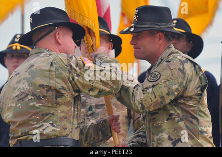 Col. Cameron Cantlon (a destra), settantacinquesimo comandante del terzo reggimento di cavalleria, passa il reggimento a colori Il Mag. Gen. Michael bollette, 1a divisione di cavalleria comandante generale, ufficialmente che termina il suo comando della terza CR. (U.S. Esercito foto scattata da Spc. Eric Warren, 3° reggimento di cavalleria degli affari pubblici) (rilasciato) Foto Stock