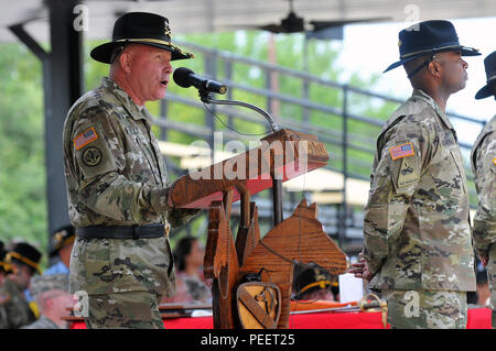 Il Mag. Gen. Michael bollette, 1a divisione di cavalleria comandante generale, parla al terzo reggimento di cavalleria modifica del comando cerimonia tenutasi mercoledì sul campo Cooper a Fort Hood, Texas. (U.S. Esercito foto scattata da Spc. Eric Warren, 3° reggimento di cavalleria degli affari pubblici) (rilasciato) Foto Stock