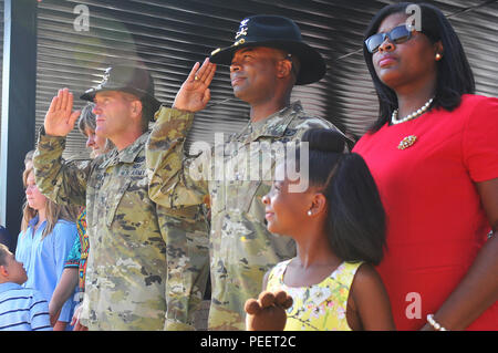 Col. Kevin Admiral (centro), in entrata il comandante del terzo reggimento di cavalleria, e sua moglie, Charmain e figlia, Kaitlyn, stand con Col. Cameron Cantlon, comandante uscente e la sua famiglia a seguito del cambiamento del comando cerimonia di premiazione che si terrà sul campo Cooper Mercoledì a Fort Hood, Texas. (U.S. Esercito foto scattata da Spc. Erik Warren, 3° cavalleria degli affari pubblici) (rilasciato) Foto Stock