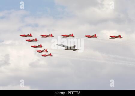 Swiss Air Force PC-7 aerobatic team display volare in formazione con un Swiss F/A-18C Hornet al 2018 Royal International Air Tattoo Foto Stock