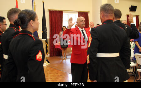 Pvt. John Wentling, onorario, Marino prende il suo giuramento di arruolamento dopo essere stata presentata con il titolo di Marine presso la American Legion Post 34 su Agosto 8, 2015. Wentling serviti due anni nell'esercito e si rammarica di non aderire alla Marine Corps. Egli ha speso 50 anni servendo il Marine Corps dal volontariato e aiutando i veterani. Foto Stock