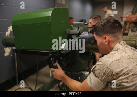 Sgt. Dwight Harris, un anti-missile serbatoio uomo con combinato Team Anti-Armor plotone, armi Company, 2° Battaglione, 2° Reggimento Marine, opera una simulazione di M41A4 Saber Sistema per missile durante la simulazione di una anti-armor esercizio di Camp Lejeune, N.C., e il Agosto 8, 2015. La simulazione di Saber sfidati Marines con la sua inclusione di cordiale e gli obiettivi nemici, prova il loro giudizio prima della cottura. (U.S. Marine Corps foto di Cpl. Paul S. Martinez/rilasciato) Foto Stock