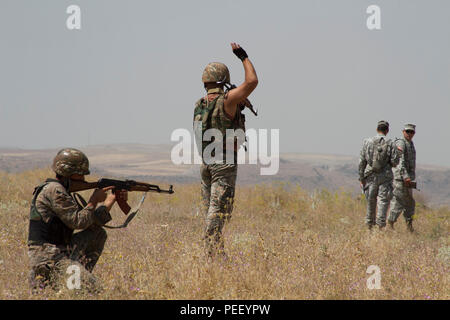 Un piccolo gruppo di Kansas guardie nazionali di assistere e consigliare i soldati con la Chiesa Armena brigata di mantenimento della pace al Zar Mountain Training Center, vicino a Yerevan, Armenia, 27 luglio - 7 Agosto, 2015, in preparazione di una maggiore valutazione della NATO nel settembre 2015. La Combat Readiness Evaluation sarà il culmine di anni di un lungo processo che possa certificare l'interoperabilità di rito armeno PKB in sostegno della NATO nelle operazioni di mantenimento della pace. Kansas e l'Armenia hanno collaborato nella Guardia Nazionale Ufficio di presidenza è stato il programma di partenariato dal 2003. (U.S. Esercito nazionale Guard foto di Sgt. Zach Sheely/rele Foto Stock