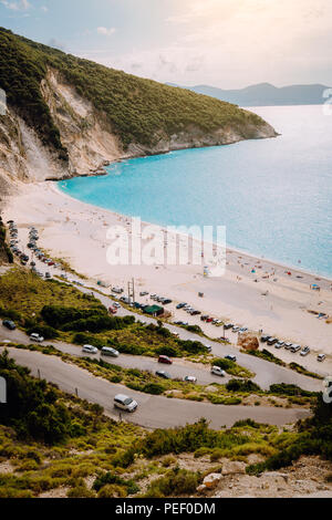 Strada a serpentina portano alla famosa spiaggia di Myrtos. La maggior parte ha visitato posto a Cefalonia durante la crociera viaggio viaggi Foto Stock