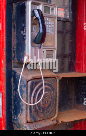 Interno di un vecchio red pubblica britannica casella telefono Foto Stock