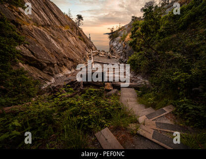 Il taglio in Whytecliff Park, una parete di roccia di una formazione che conduce direttamente all'oceano. Foto Stock