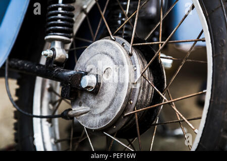 Una ruota anteriore della motocicletta con pneumatici di close-up Foto Stock