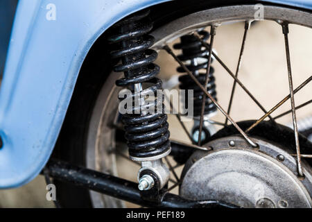 Una ruota anteriore della motocicletta con pneumatici di close-up Foto Stock