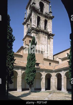 CLAUSTRO Y TORRE DE LA IGLESIA MAGISTRAL DE LOS SANTOS NIÑOS JUSTO Y PASTOR - SIGLO XVII. Posizione: IGLESIA MAGISTRAL DE SAN JUSTO Y SAN PASTORE, Alcalá de Henares a Madrid, Spagna. Foto Stock