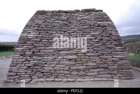 La Iglesia-S VI/IX PALEOCRISTIANO-VISTO DESDE ATRAS-PIEDRA PECCATO ARGAMASA. Posizione: ORATORIO GALLARUS, Dingle. Foto Stock