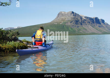 La bellezza del Deserto Laponia - Kayak nel lago Laitaure Foto Stock