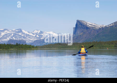 La bellezza del Deserto Laponia - Kayak nel lago Laitaure Foto Stock