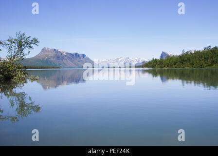 La bellezza del Deserto Laponia - lago di acqua Laitaure riflessioni. Foto Stock