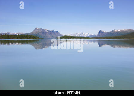 La bellezza del Deserto Laponia - lago di acqua Laitaure riflessioni. Foto Stock