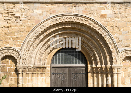 La porta occidentale della chiesa di Santa Maria Chepstow, Monmouthshire, Wales, Regno Unito Foto Stock