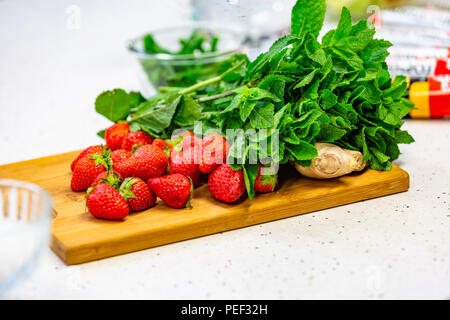 Immagine di una varietà di verdure colorate su un tagliere Foto Stock