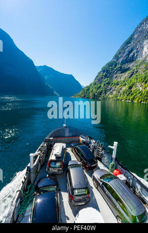 Traghetto sullo stretto e famoso Naeroyfjord che è sulla lista del Patrimonio Mondiale dell'Unesco. Foto Stock