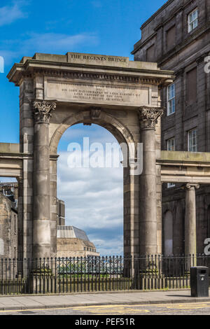 Edimburgo, Scozia, Regno Unito - 13 Giugno 2012: Il Regents monumento a ponte sul vecchio brige su strada per Londra. La mostra il cielo blu e marrone e beige e nuovo olde Foto Stock