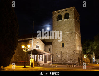 Vista notturna del campanile della cattedrale di San Giusto a Trieste, Italia Foto Stock