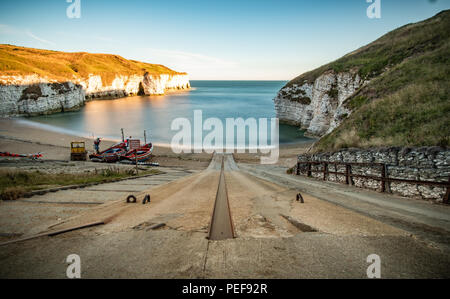 Ci sono così tante fantastiche vedute sulla grande costa dello Yorkshire. Questo è Flamborough, casa dei sorprendenti scogliere, faro e fantastica fauna selvatica Foto Stock