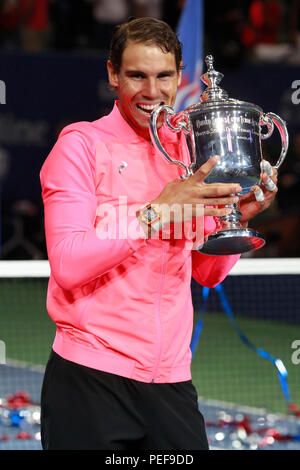 US Open 2017 campione Rafael Nadal di Spagna in posa con noi Trofeo Open durante la presentazione del trofeo dopo la sua partita finale vittoria contro Kevin Andersen Foto Stock