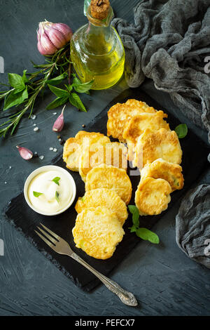 Vegano frittelle vegetali su uno sfondo di ardesia tagliere. Vegetariano fritto cotolette o frittelle. Il concetto di fast food. Copia dello spazio. Foto Stock