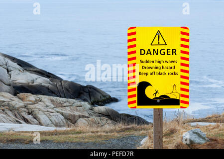 Pericolo di annegamento segno a Peggys Cove, Nova Scotia. Foto Stock