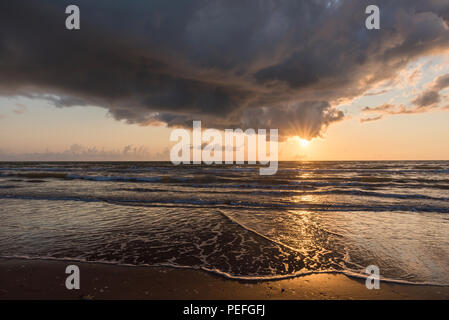 Sulla spiaggia di Texas Gulf Coast presso sunrise Foto Stock