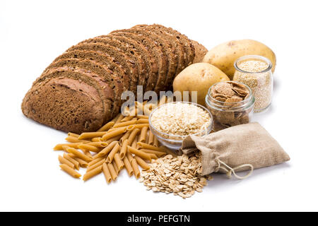 Gruppo di whole foods, carboidrati complessi isolati su sfondo bianco Foto Stock