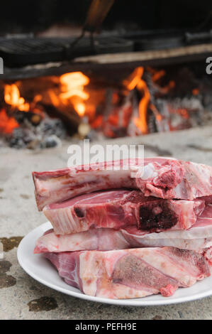 Materie bistecche fiorentina-stile, tipico della Toscana, Italia, pronti per essere cotti nel forno a legna Foto Stock