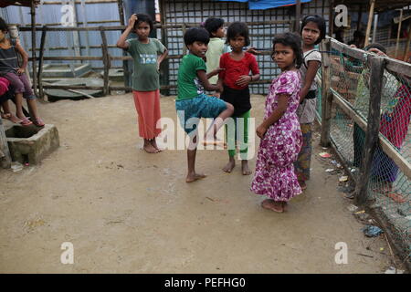 Cox's Bazar, Bangladesh. Rohingya ragazze rifugiate visto giocare in un campo di rifugiati in Ukhia, Cox's Bazar, Bangladesh il 2 agosto 2018. Pioggia di monsone provoca inondazioni frane in tutto il mondo più grande campo di rifugiati in Bangladesh, dove più di un milione di Rohingya persone vivono in bambù e telone e rifugi in foglio. Più di mezzo milione di rifugiati Rohingyas dal Myanmar è stato di Rakhine, sono fuggiti in Bangladesh dal mese di agosto 25, 2017 secondo l ONU. Il militare di Myanmar la più recente campagna contro l'Rohingyas iniziato dopo l'attacco su più posti di polizia in stato di Rakhine. Foto Stock