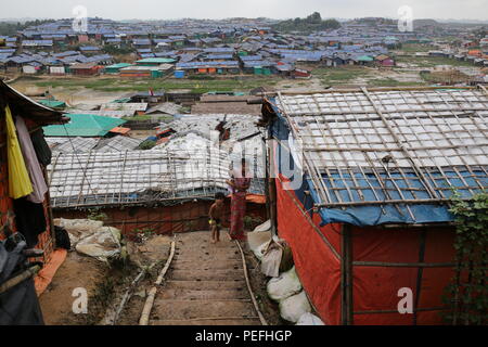 Cox's Bazar, Bangladesh. Rohingya ragazze rifugiate visto in un campo di rifugiati in Ukhia, Cox's Bazar, Bangladesh il 2 agosto 2018. Pioggia di monsone provoca inondazioni frane in tutto il mondo più grande campo di rifugiati in Bangladesh, dove più di un milione di Rohingya persone vivono in bambù e telone e rifugi in foglio. Più di mezzo milione di rifugiati Rohingyas dal Myanmar è stato di Rakhine, sono fuggiti in Bangladesh dal mese di agosto 25, 2017 secondo l ONU. Il militare di Myanmar la più recente campagna contro l'Rohingyas iniziato dopo l'attacco su più posti di polizia in stato di Rakhine. Foto Stock