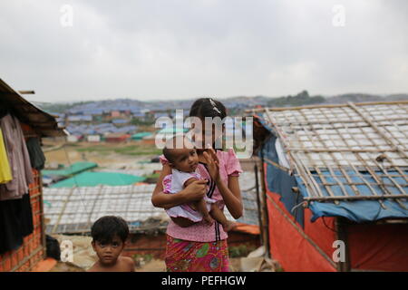 Cox's Bazar, Bangladesh. Rohingya ragazze rifugiate visto in un campo di rifugiati in Ukhia, Cox's Bazar, Bangladesh il 2 agosto 2018. Pioggia di monsone provoca inondazioni frane in tutto il mondo più grande campo di rifugiati in Bangladesh, dove più di un milione di Rohingya persone vivono in bambù e telone e rifugi in foglio. Più di mezzo milione di rifugiati Rohingyas dal Myanmar è stato di Rakhine, sono fuggiti in Bangladesh dal mese di agosto 25, 2017 secondo l ONU. Il militare di Myanmar la più recente campagna contro l'Rohingyas iniziato dopo l'attacco su più posti di polizia in stato di Rakhine. Foto Stock