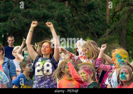 DZERZHINSK, Russia - 19 Maggio 2018: sorridente giovani ragazzi celebra la festa della musica e Holi colori. Le mani in aria. Foto Stock